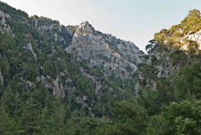Schlucht Agia-Irini. Bergklippen