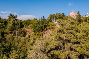 Zum Wasserfall Millomeris. Panayia Faneromenis Holy