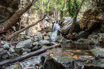 Zum Wasserfall Kalidonia. Fluss Kryos Potamos