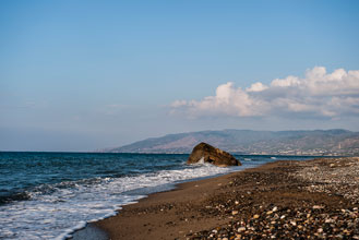 Dorf Akro Pomos. Küste