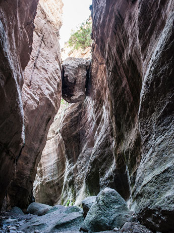 In der Avakas-Schlucht. Steckengebliebener Stein