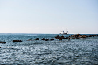 Stadt Paphos. An der Küste. Ein Segelschiff