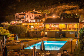 Ein Hotel im Dorf Pissouri
