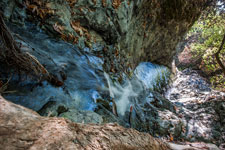 Zum Wasserfall Millomeris. Am Fluss Kryos Potamos