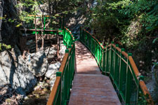 Zum Wasserfall Millomeris. Eine Brücke