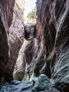 In der Avakas-Schlucht. Steckengebliebener Stein