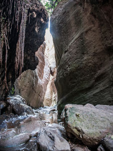 In der Avakas-Schlucht. Fast berührende Felsen