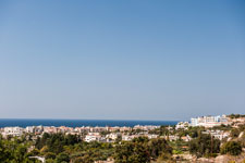 Stadt Paphos. Blick über die Dächer zum Meer