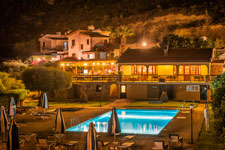 Ein Hotel im Dorf Pissouri
