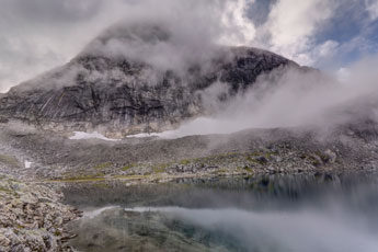 Zum Berg Stetind. Am Svartvatnet