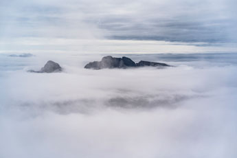 Am Berg Langletinden. Nebel