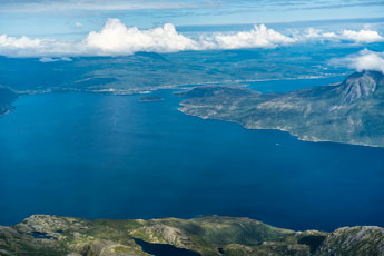 Am Berg Langletinden. Fjord Salangen