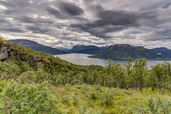 Insel Rolla. Zum Berg Drangen. Blick zum Astafjord