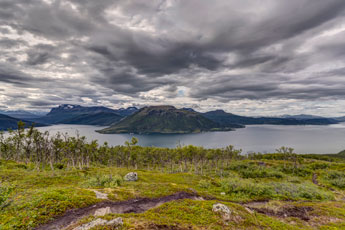 Insel Rolla. Zum Berg Drangen. Blick zum Astafjord