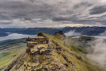 Insel Rolla. Am Berg Stortinden. Waagerechter Gipfel