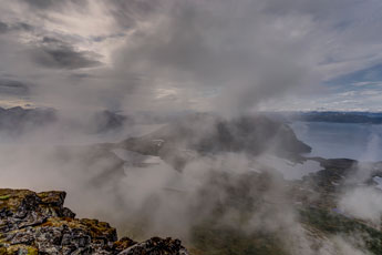 Insel Rolla. Am Berg Stortinden. Nebel