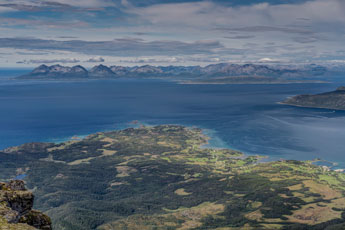 Insel Rolla. Am Berg Stortinden. Blick zu Insel Senja