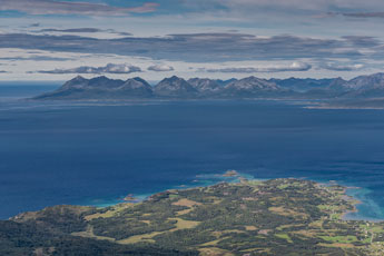 Insel Rolla. Am Berg Stortinden. Blick zu Insel Senja