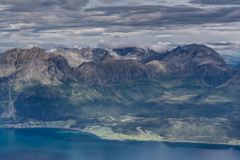 Insel Rolla. Am Berg Stortinden. Blick zum Berg Langlitinden