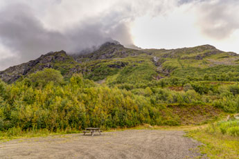 Insel Austvågøya. Zum Berg Higravtindan. Hof Eide