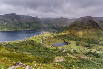 Insel Austvågøya. Zum Berg Higravtindan. Blick ins Tal