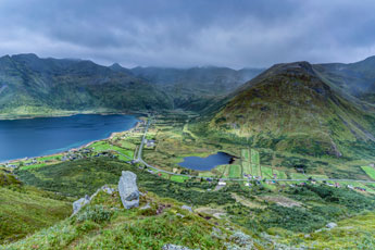 Insel Austvågøya. Zum Berg Higravtindan. Blick ins Tal