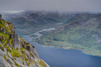 Insel Austvågøya. Beim Abstieg vom Berg Higravtindan. Blick zur Bucht bei Ørnvika