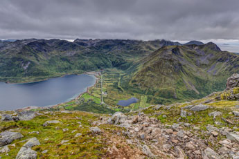 Insel Austvågøya. Zum Berg Higravtindan. Blick ins Tal