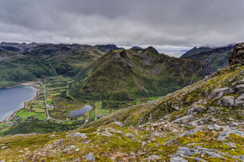 Insel Austvågøya. Beim Abstieg vom Berg Higravtindan. Blick um Vesterålsfjord