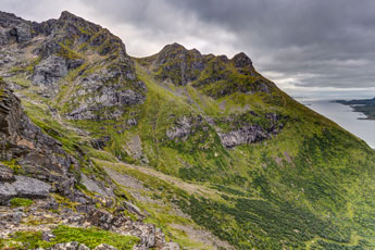 Insel Austvågøya. Beim Abstieg vom Berg Higravtindan. Blick zum Fluß Skinelva