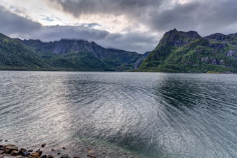 Insel Austvågøya. Am Sløverfjord