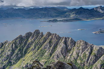 Insel Austvågøya. Höhe 713 m. Blick zum Henningsværstraumen