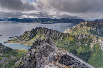 Insel Austvågøya. Höhe 713 m. Blick zum Henningsværstraumen