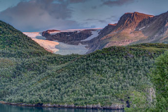 Blick über Holandsfjord zum Engabreen