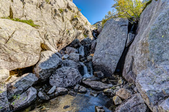 Sju søstre. Zum Berg Grytfoten. Ein Bach