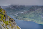 Insel Austvågøya. Beim Abstieg vom Berg Higravtindan. Blick zur Bucht bei Ørnvika