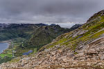 Insel Austvågøya. Beim Abstieg vom Berg Higravtindan. Blick um Vesterålsfjord