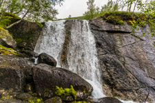 Zum Berg Stetind. Fluss Storelva