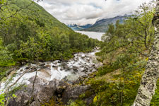 Zum Berg Stetind. Fluss Storelva