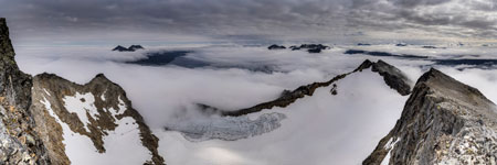 Am Berg Langletinden. Gletscher Blåisen
