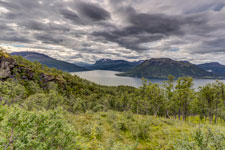 Insel Rolla. Zum Berg Drangen. Blick zum Astafjord