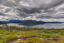 Insel Rolla. Zum Berg Drangen. Blick zum Astafjord