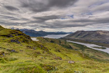 Insel Rolla. Zum Berg Drangen. Blick zum Astafjord