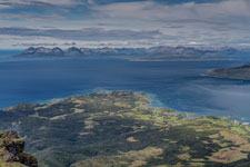 Insel Rolla. Am Berg Stortinden. Blick zu Insel Senja