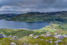 Insel Austvågøya. Zum Berg Higravtindan. Blick gegenüber