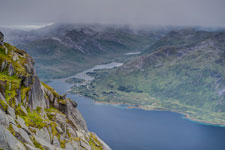 Insel Austvågøya. Beim Abstieg vom Berg Higravtindan. Blick zur Bucht bei Ørnvika