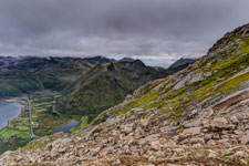 Insel Austvågøya. Beim Abstieg vom Berg Higravtindan. Blick um Vesterålsfjord