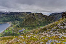 Insel Austvågøya. Beim Abstieg vom Berg Higravtindan. Blick um Vesterålsfjord