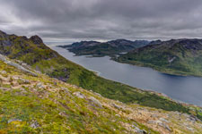 Insel Austvågøya. Beim Abstieg vom Berg Higravtindan. Blick zum Austnesfjord