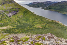 Insel Austvågøya. Beim Abstieg vom Berg Higravtindan. Blick ins Tal Flusses Skinelva